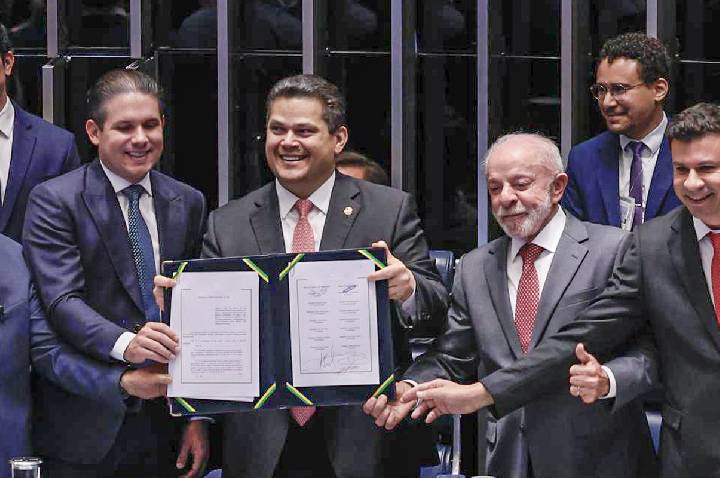 Alcolumbre homenageia Paim no fim da 6x1; entenda motivo