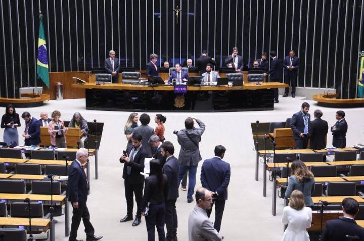 Câmara aprova regime de urgência para oito projetos de lei; acompanhe
