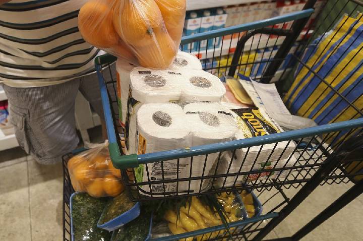 Cesta básica fica mais cara em todas as capitais brasileiras em março