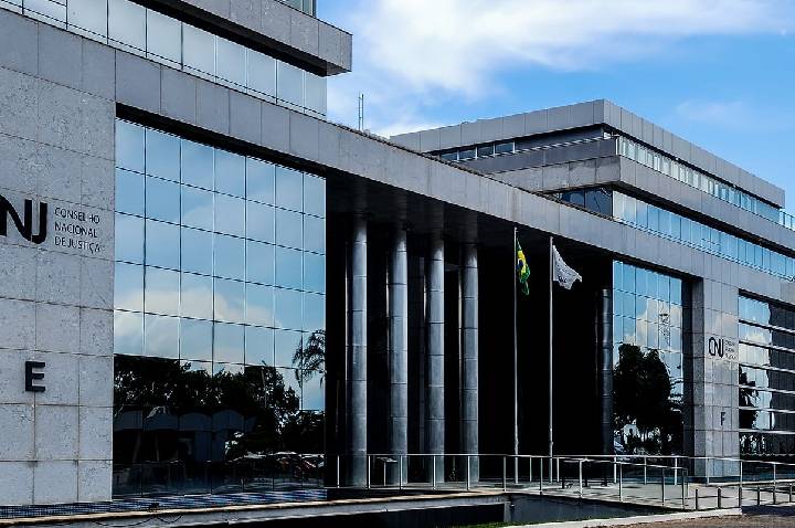 CNJ e CNMP aprovam novos penduricalhos para juízes e membros do MP