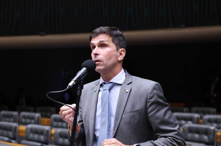 Comissão aprova regras nacionais de segurança para escolas de natação infantil
