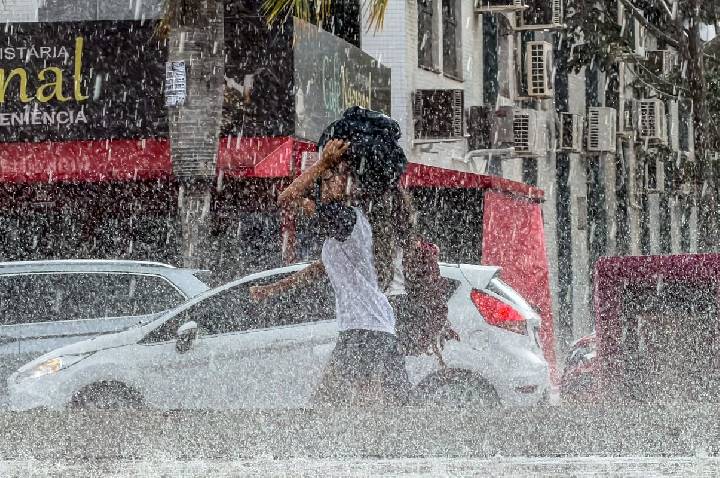 DF e 10 estados têm alerta laranja de chuva neste sábado
