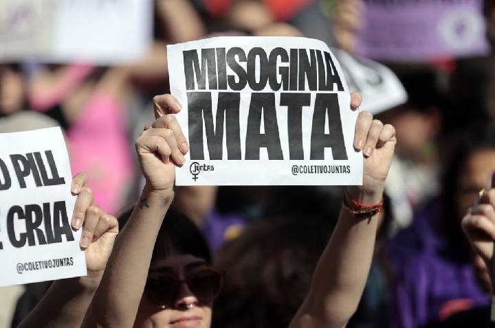 Em 2025, 16 mulheres foram vítimas de crimes virtuais por dia no RJ