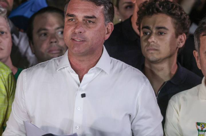 Em carta golpista, Flávio agradece Milei e Trump por apoio para fuga