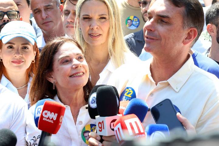 Flávio Bolsonaro diz que vai manter Bolsa Família e Farmácia Popular
