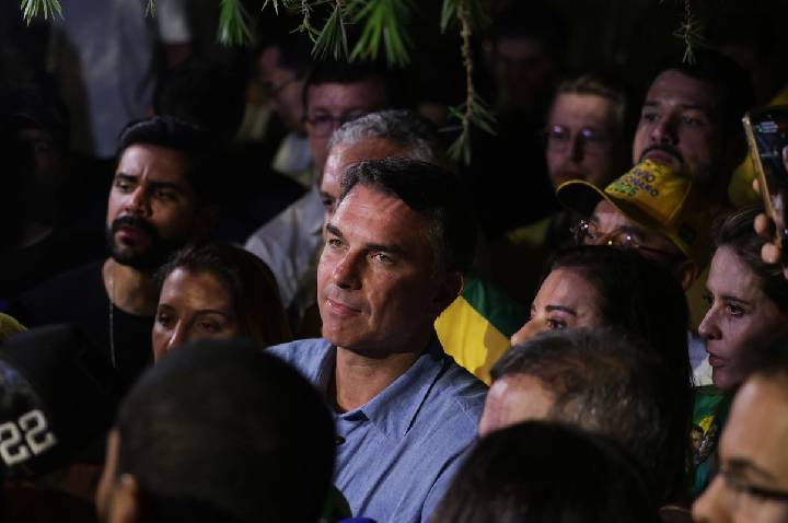 Flávio Bolsonaro impõe condições para liberar sigilos