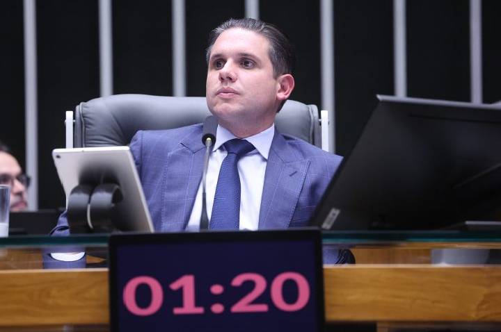 Hugo Motta comemora aprovação do fim da escala 6x1 no Senado