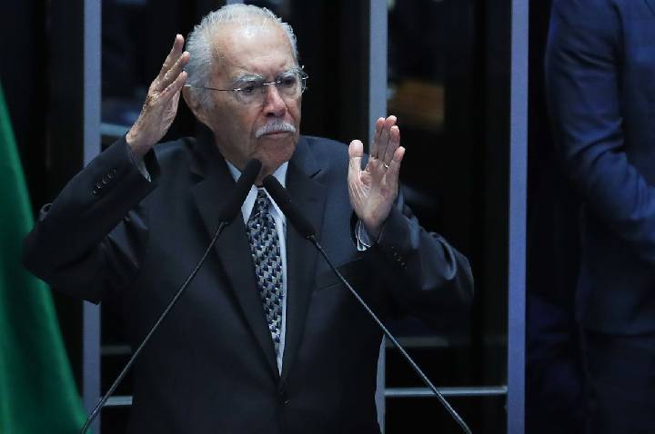 José Sarney é internado em UTI após procedimento abdominal