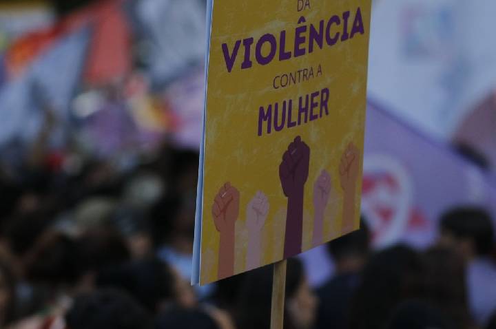 Plataformas vão informar canais de denúncia de violência contra mulher