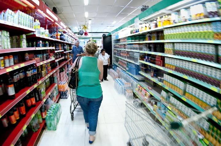 Produção industrial cai 0,6% de julho para agosto, diz IBGE