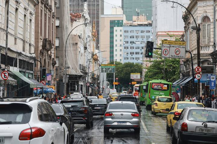 Rio: maioria dos carros roubados está em áreas controladas pelo crime