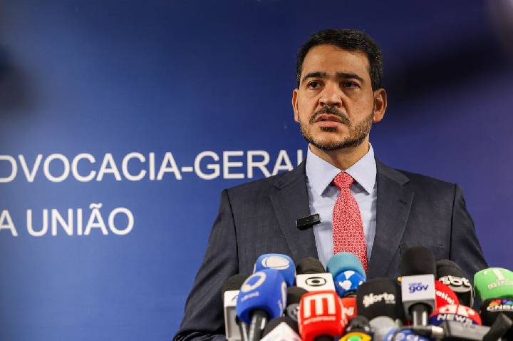 Senador apresenta relatório favorável à indicação de Messias ao STF