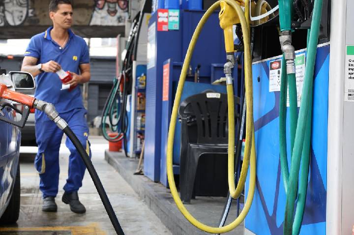 Vendas no comércio recuam 1,5% em abril, impactadas por combustíveis