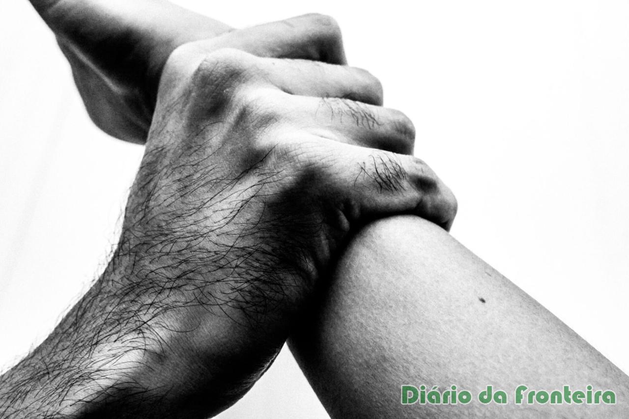 Mulher é mantida em cárcere pelo ex que não aceita fim do relacionamento e ameaça atear fogo em casa