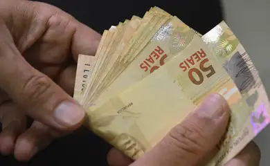 Já caiu aí? Primeira parcela do 13° deve ser paga nesta sexta-feira; saiba como calcular