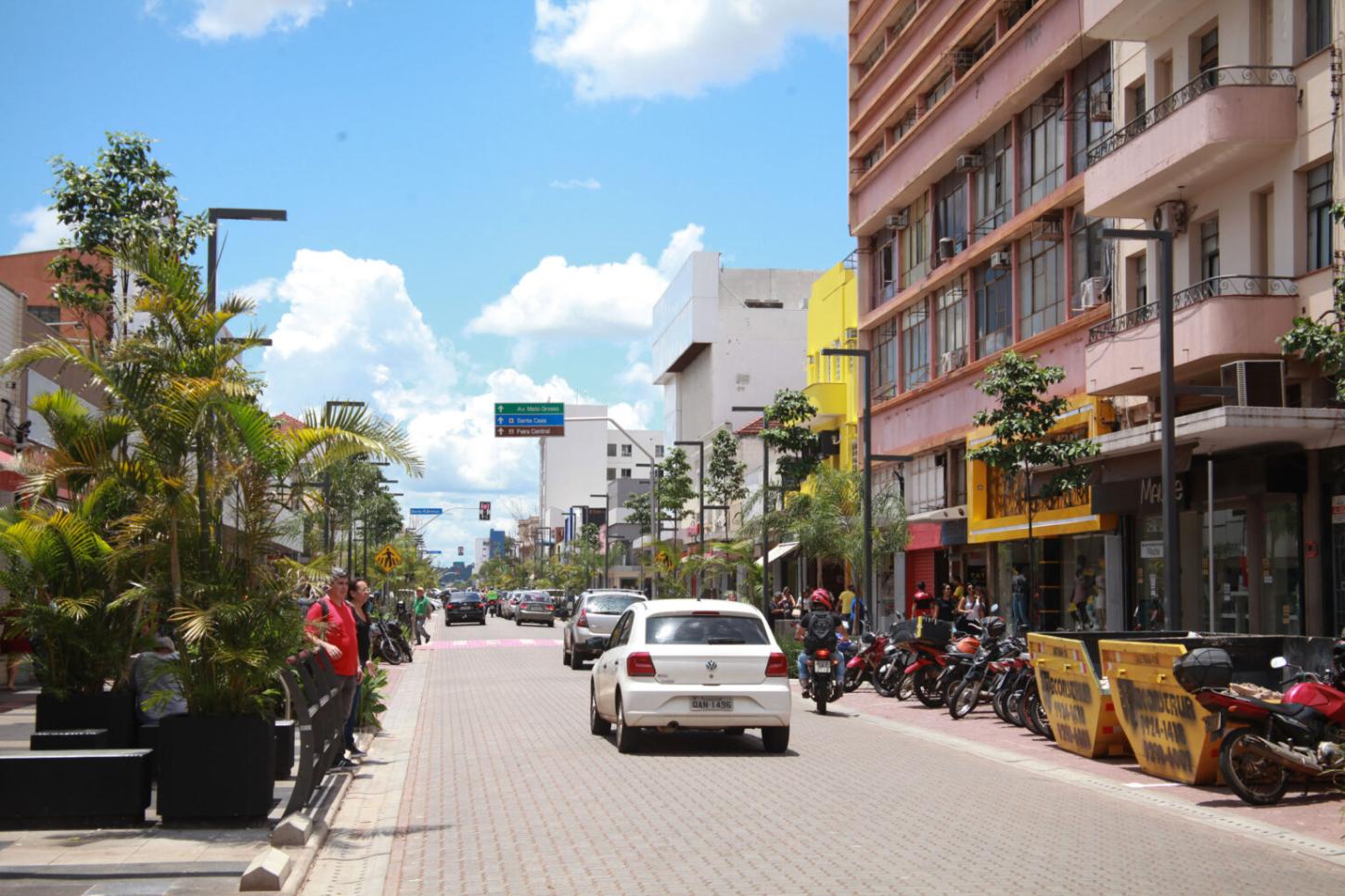 Serviços e reparos fecham ruas no Centro de Campo Grande na noite desta quarta